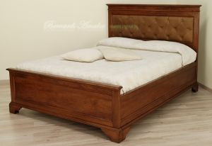 Letto classico matrimoniale in legno massiccio con pannello testiera imbottito in vera pelle